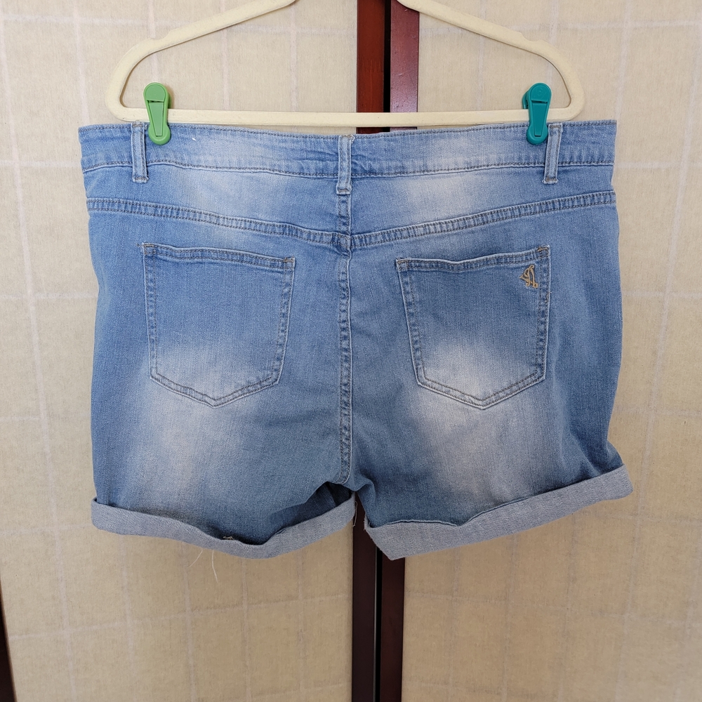 VIP Jean Shorts - Picture 3 of 7